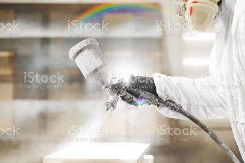 Maler beim Lackieren