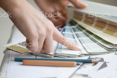 Person beim Farbaussuchen aus Farbfächer