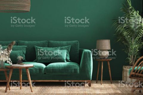 Blick auf Wohnzimmerwand mit Sofa - grün gestrichen